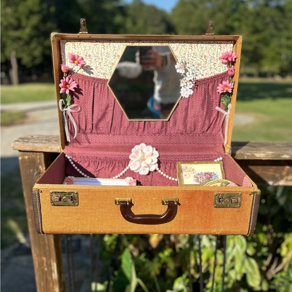 Vintage suitcase vanity/sidetable - Picture 3 of 4